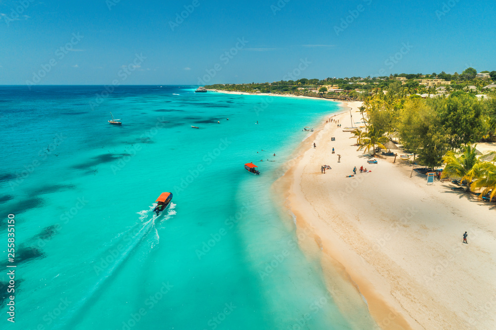 阳光明媚的热带海岸和沙滩上的船只鸟瞰图。印度O的暑假