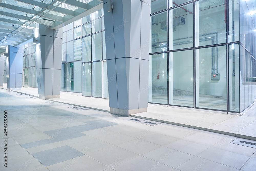新建和空置的现代玻璃立面商务办公楼，带楼层，夜景。