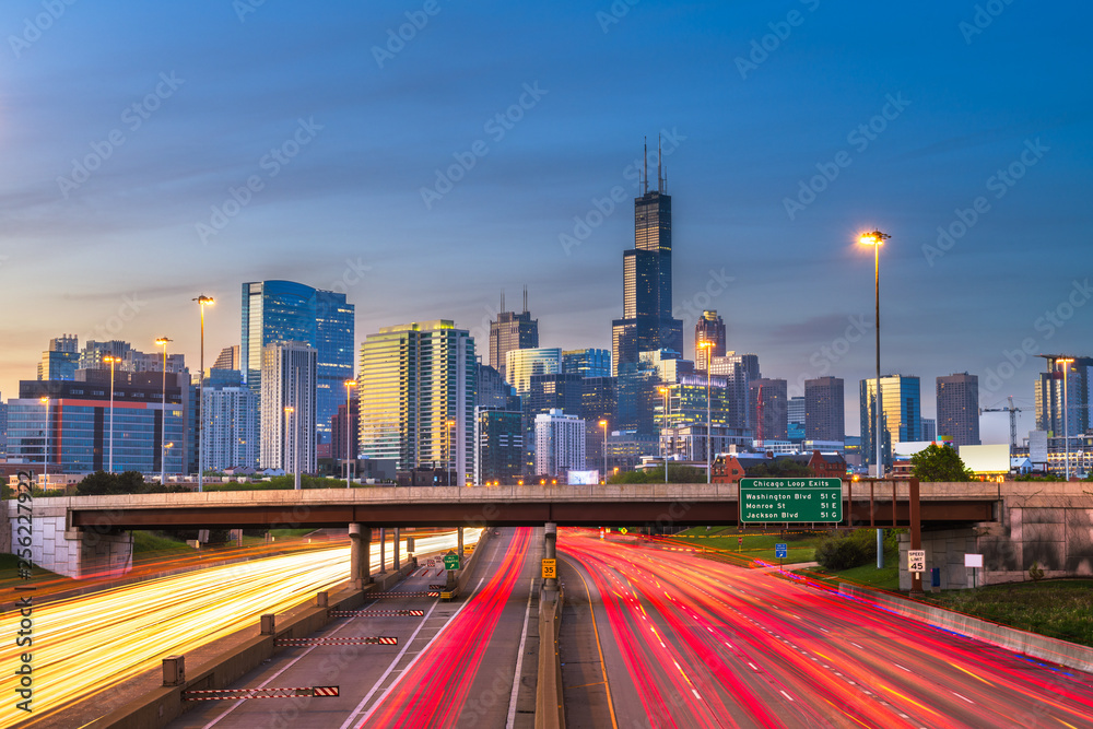 美国伊利诺伊州芝加哥市高速公路上的市中心天际线