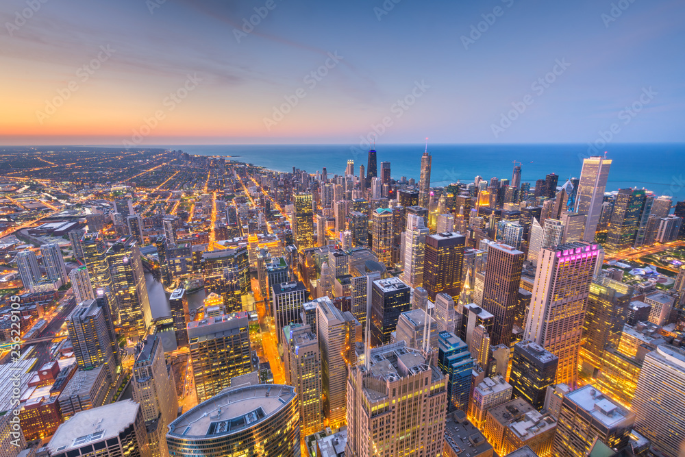 日落后，美国伊利诺伊州芝加哥的空中天际线。