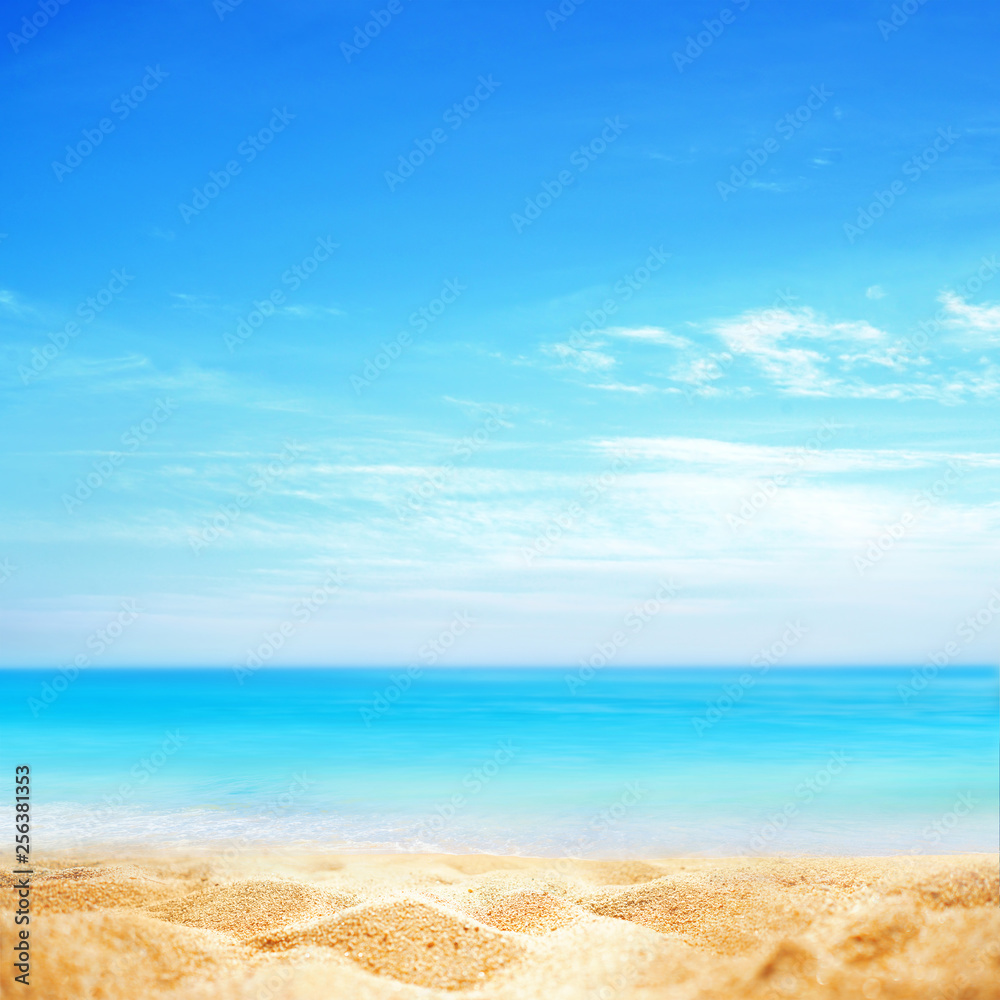 夏日背景，热带金色海滩的自然风光，蓝天白云。金色沙滩