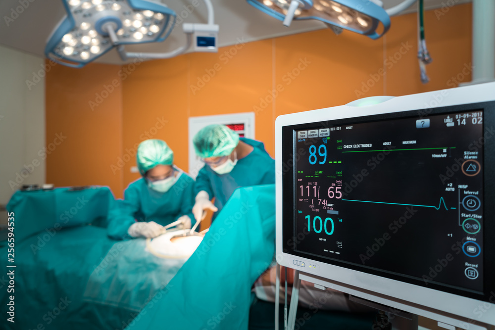 手术室里有医生和助手的医用监护仪进行静脉血管外科手术