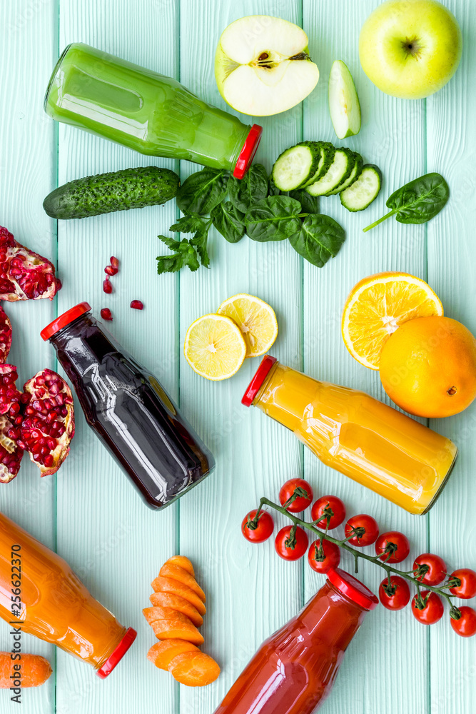 绿色木质背景俯视模型上的减肥饮料用瓶装蔬菜和果汁