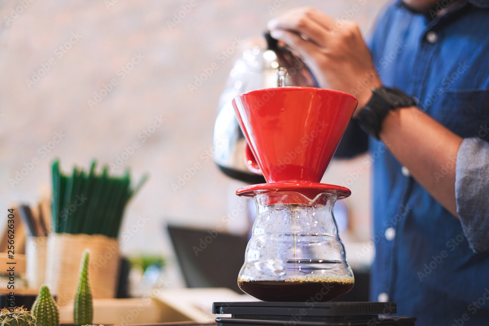 咖啡师将水倒在咖啡过滤器上