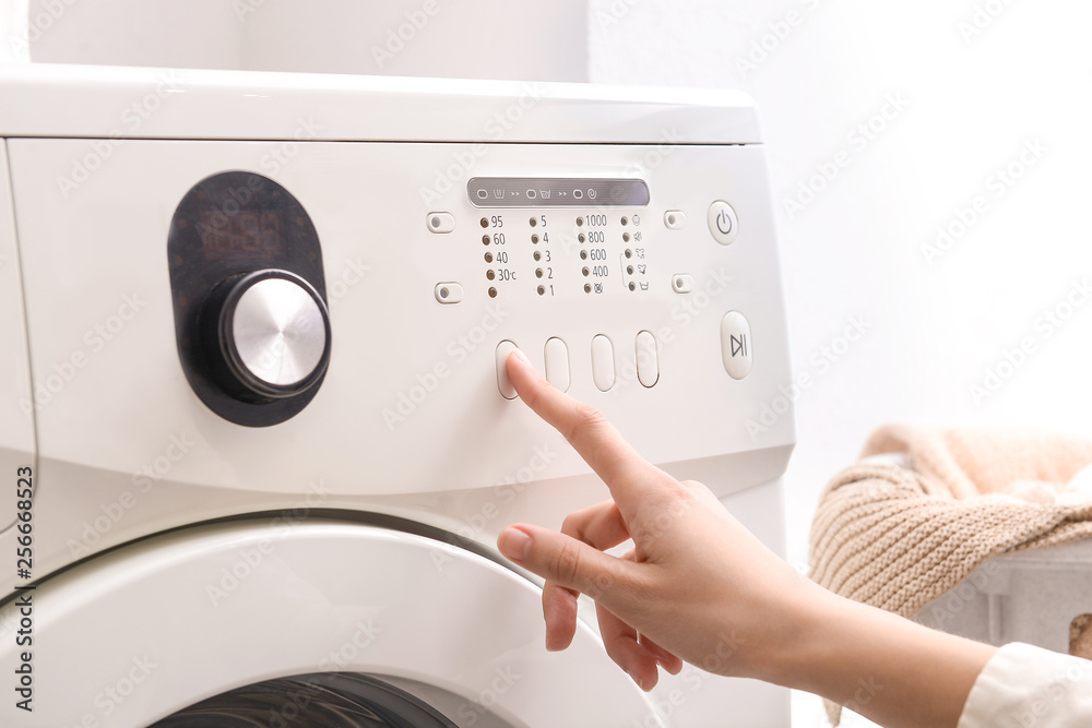 女人打开洗衣机，特写镜头
