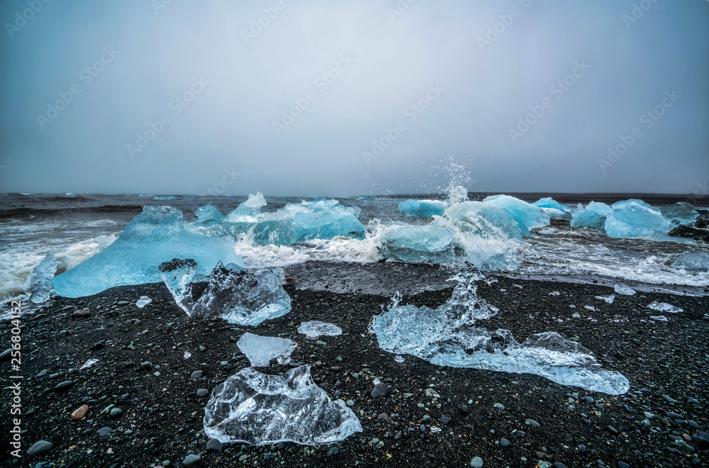 冰岛钻石海滩上的冰山。被称为钻石海滩的黑沙滩上的结冰流向前方