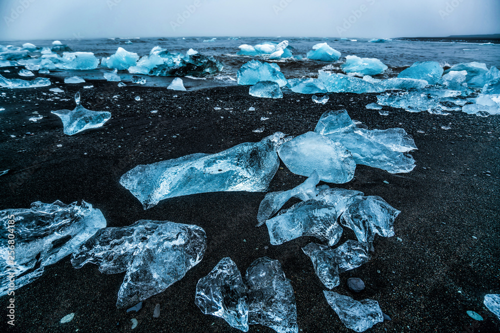 冰岛钻石海滩上的冰山。被称为钻石海滩的黑沙滩上的结冰流向前方
