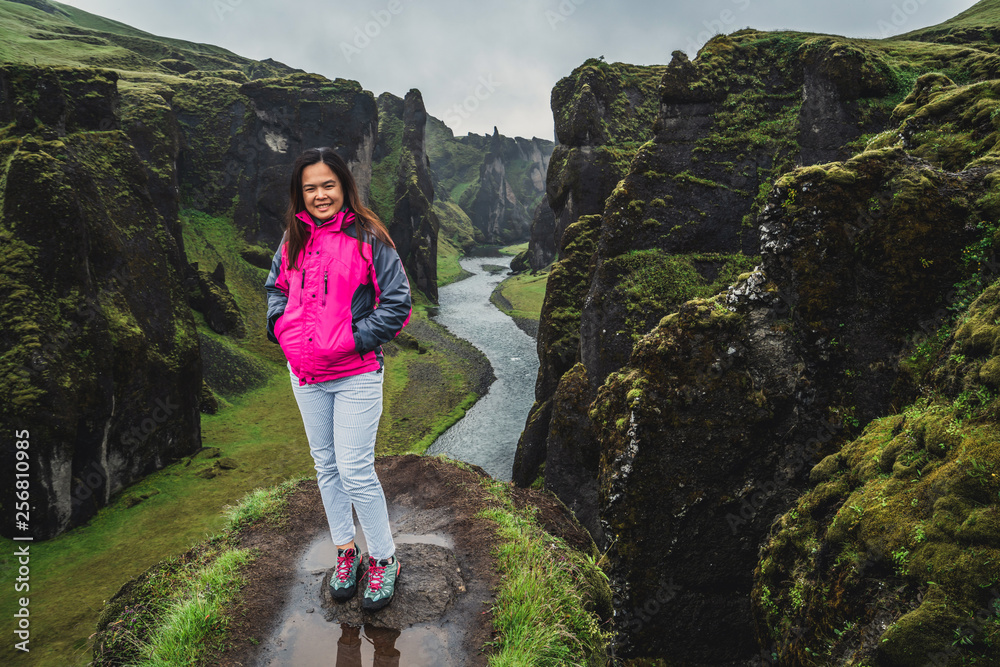 女性旅行者在冰岛徒步旅行Fjadrargljufur。顶级旅游目的地。FjadraargljufurCanyon是一个