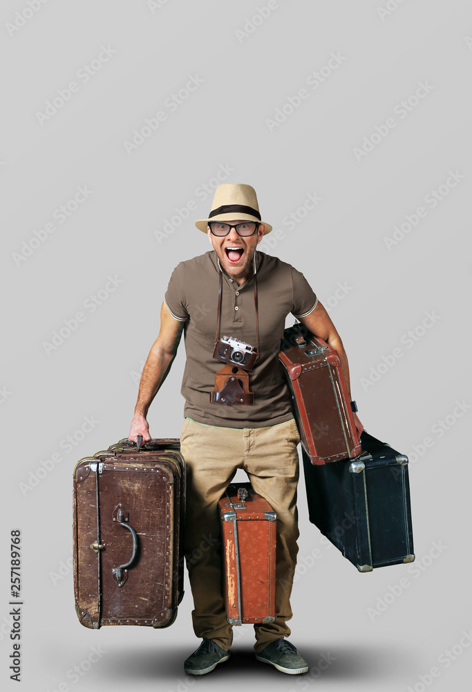 戴着帽子、带着一堆行李箱的游客