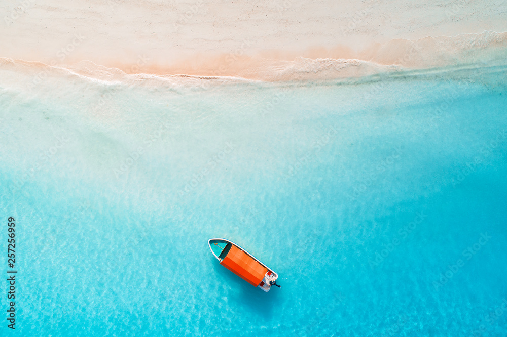 夏季阳光明媚的日子里，渔船在清澈的蓝色水中的鸟瞰图。的无人机俯视图