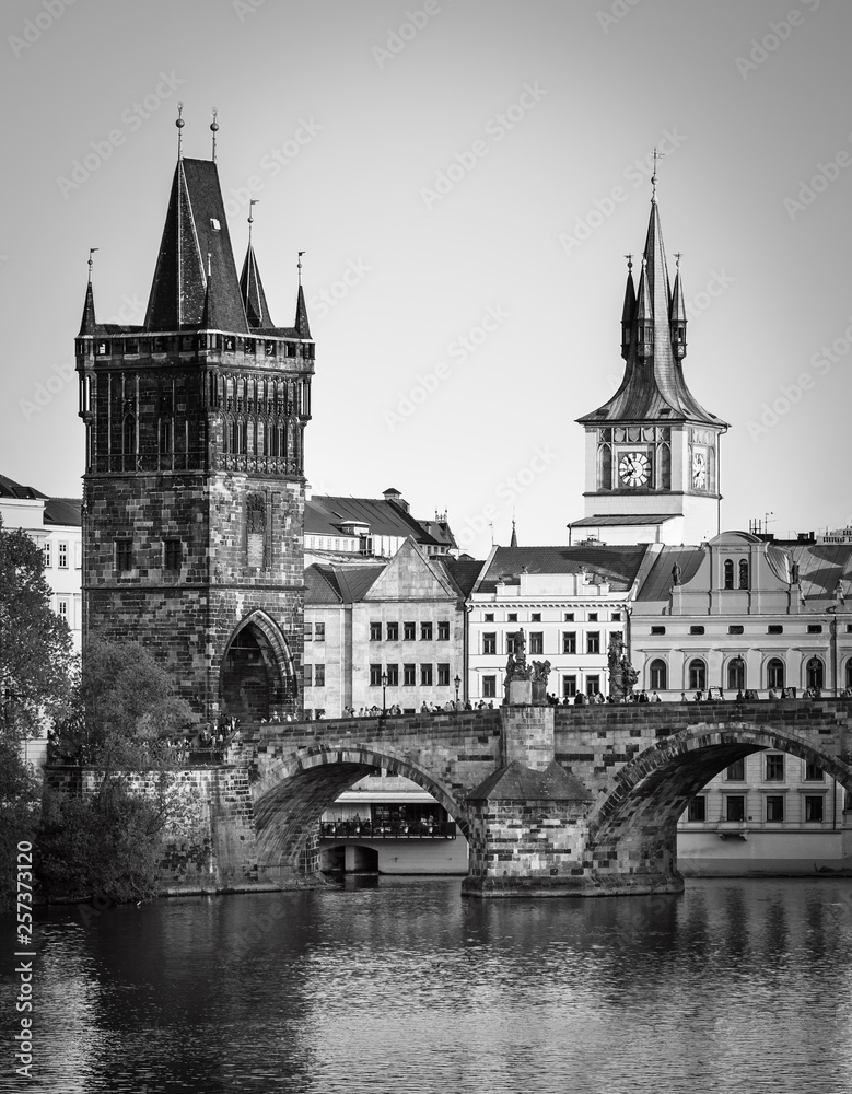 伏尔塔瓦河、查尔斯桥和布拉格历史中心的风景、建筑和地标
