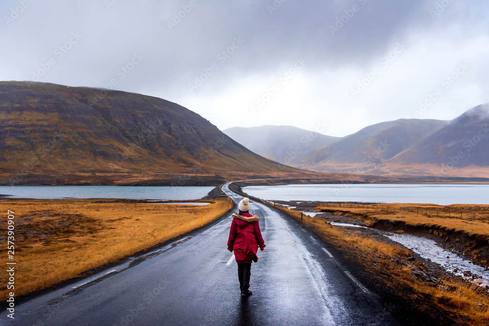 冰岛Snaefellsnes半岛冰岛公路上的旅行者