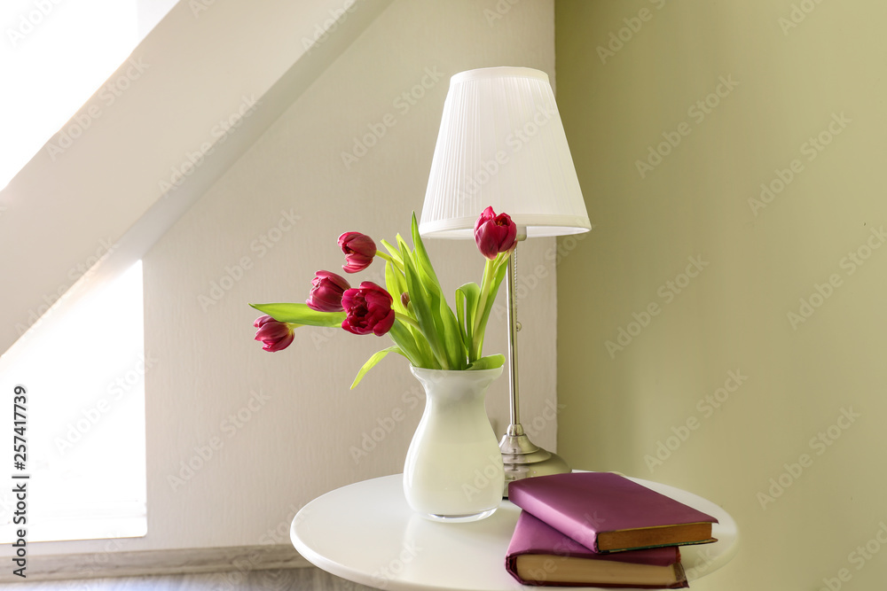 房间桌子上有书，花瓶里有美丽的郁金香