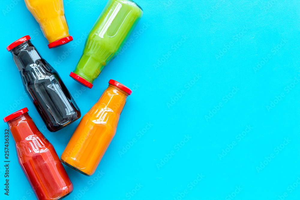 蓝色背景俯视模型上健身饮食用瓶装新鲜有机果汁