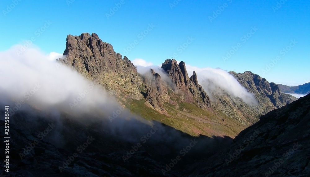 科西嘉岛的山脉和蔓延的云层