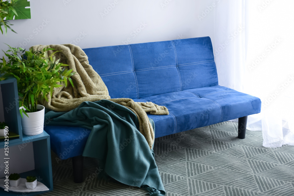 客厅内部时尚的蓝色沙发
