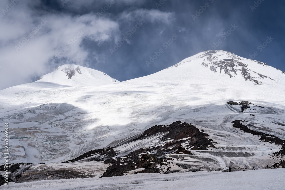 以蓝天为背景的高加索雪山或埃尔布鲁斯火山的惊人视角。