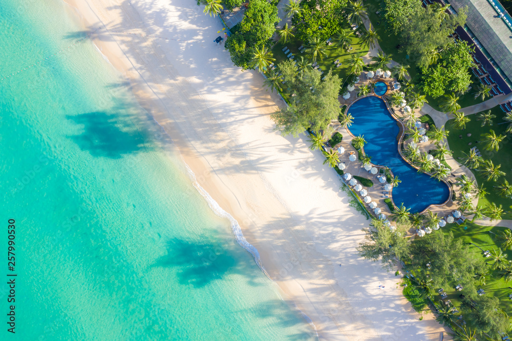 豪华酒店和度假胜地的游泳池、大海和海滩鸟瞰图