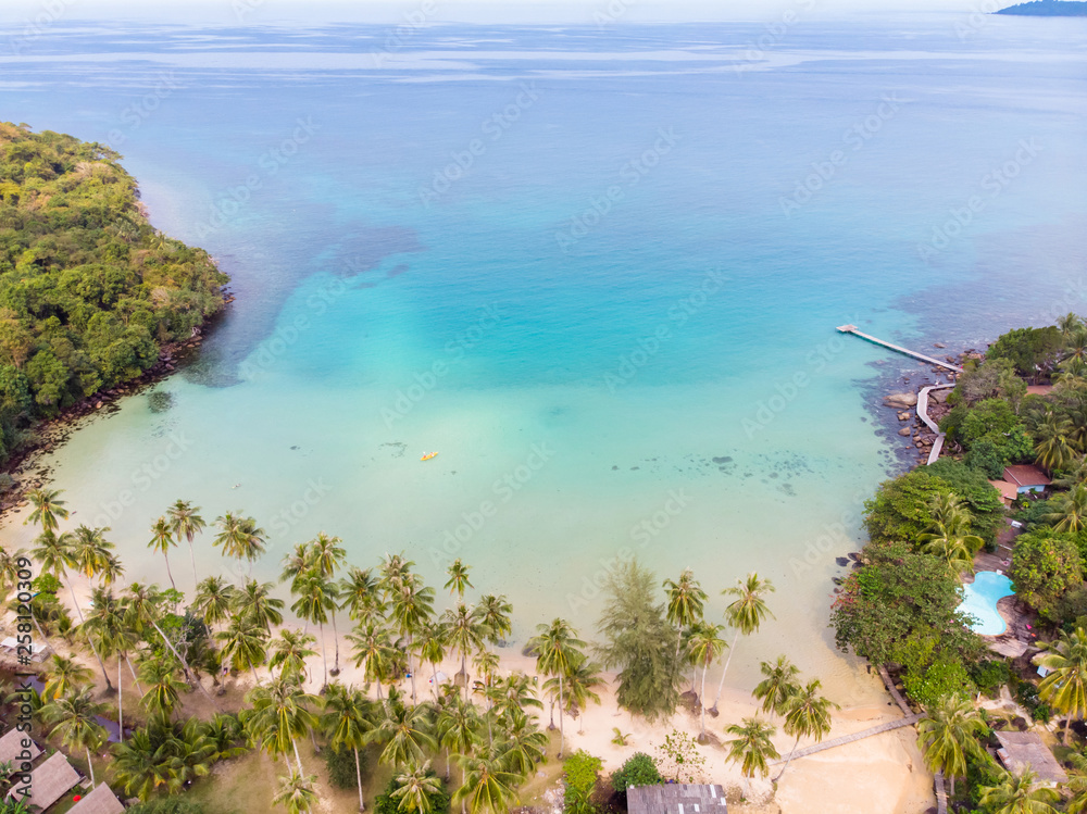 无人机拍摄的热带海滩鸟瞰图，蓝色透明海水和椰子树，海景
