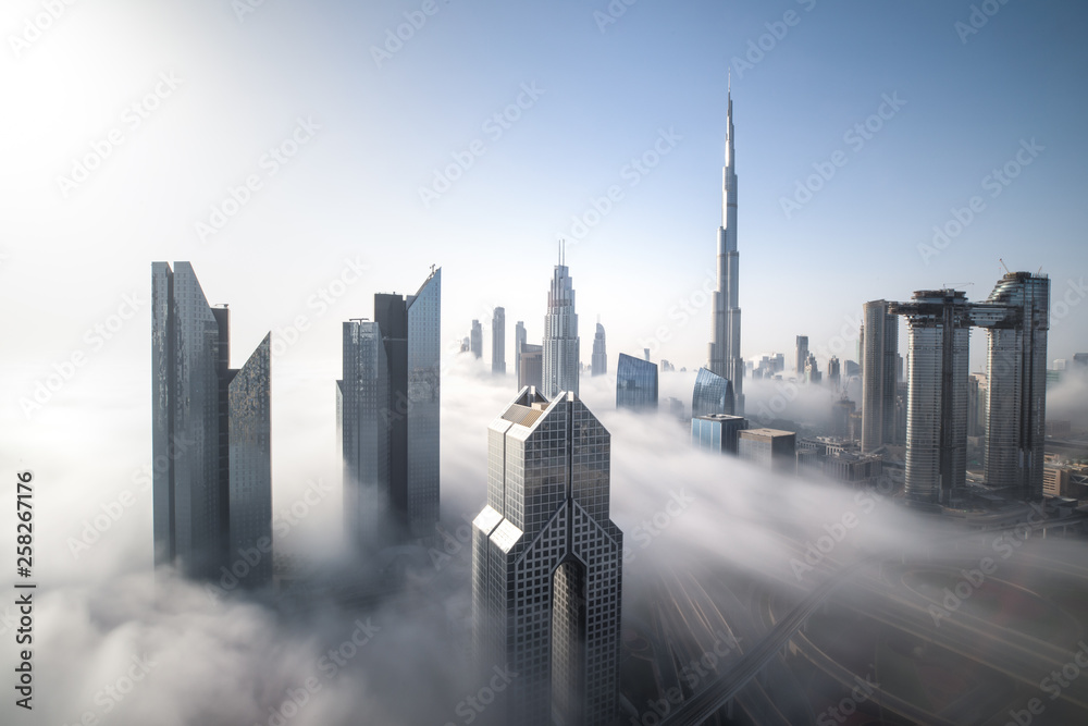 多雾的冬日，迪拜市中心天际线的城市景观。阿联酋迪拜。