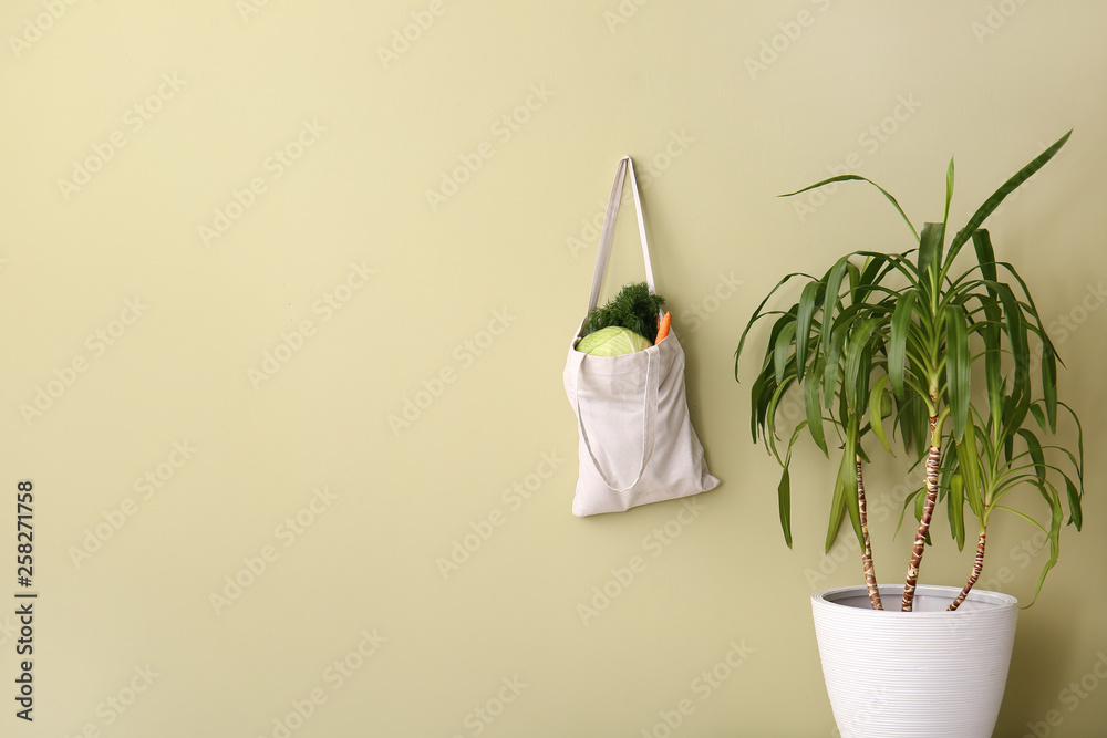 墙上挂着新鲜蔬菜的环保袋