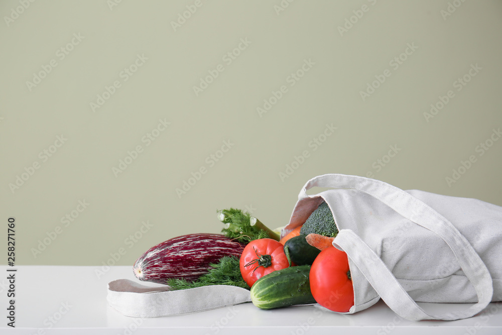 白色餐桌上有新鲜蔬菜的环保袋