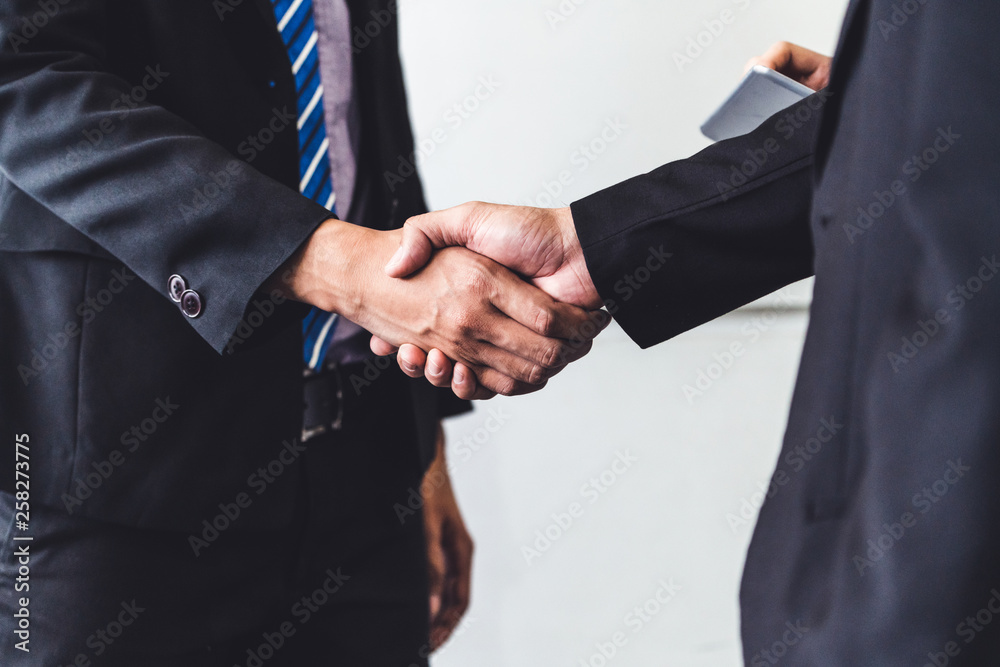 商务人士协议概念。商务人士在办公室与另一位商务人士握手