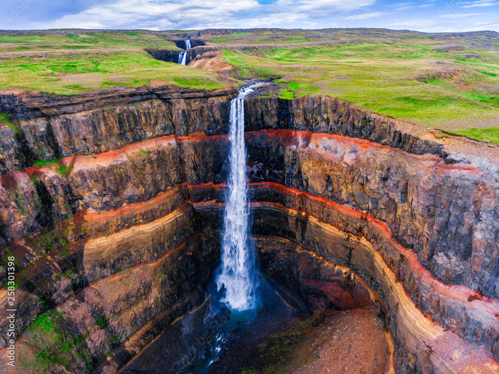 冰岛北部Aldyjarfoss瀑布的冰岛夏季鸟瞰图。瀑布