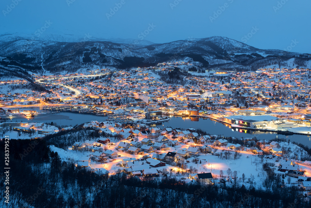 挪威冬季黄昏时分的挪威海港哈斯塔德市鸟瞰图