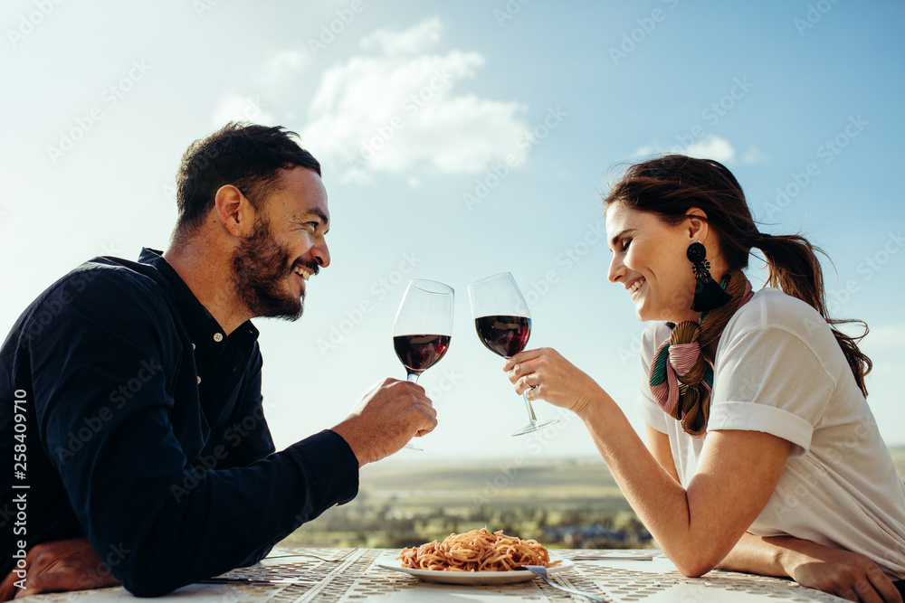 情侣坐在餐厅约会