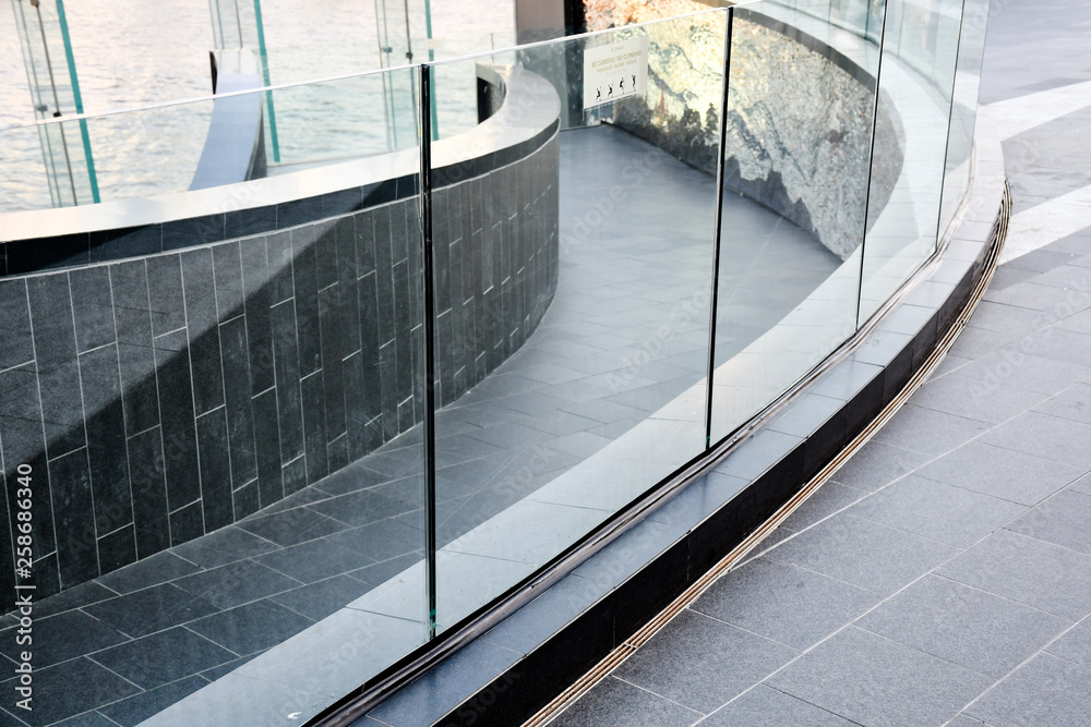 钢化夹层玻璃栏杆面板无框架，现代建筑用安全玻璃