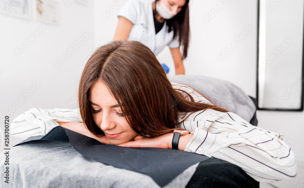 年轻美女在医疗水疗中心躺在床上接受治疗