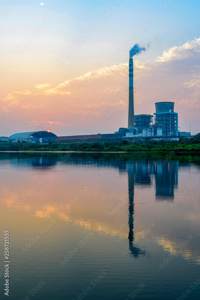 黄昏时，火力发电厂，原子能发电厂冷却塔的顶部