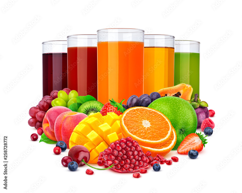 不同果汁的玻璃杯以及在白色背景下分离的一堆水果和浆果