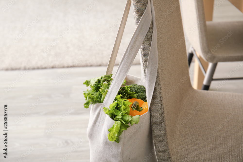 房间椅背上挂着新鲜蔬菜的环保袋