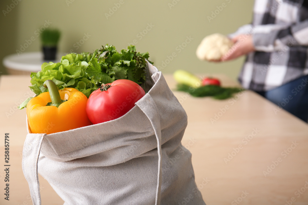 餐桌上有新鲜蔬菜的环保袋