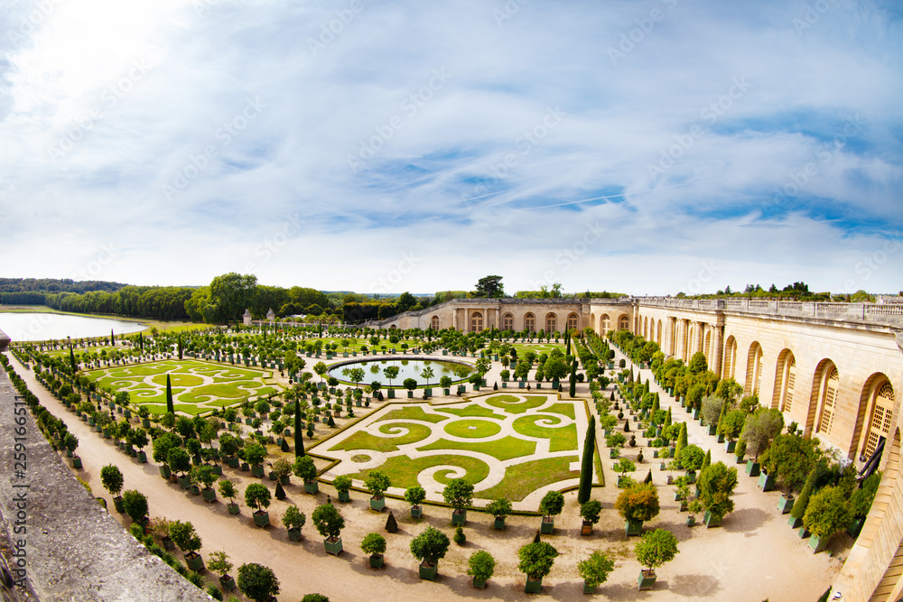 阳光明媚的凡尔赛花园鸟瞰图