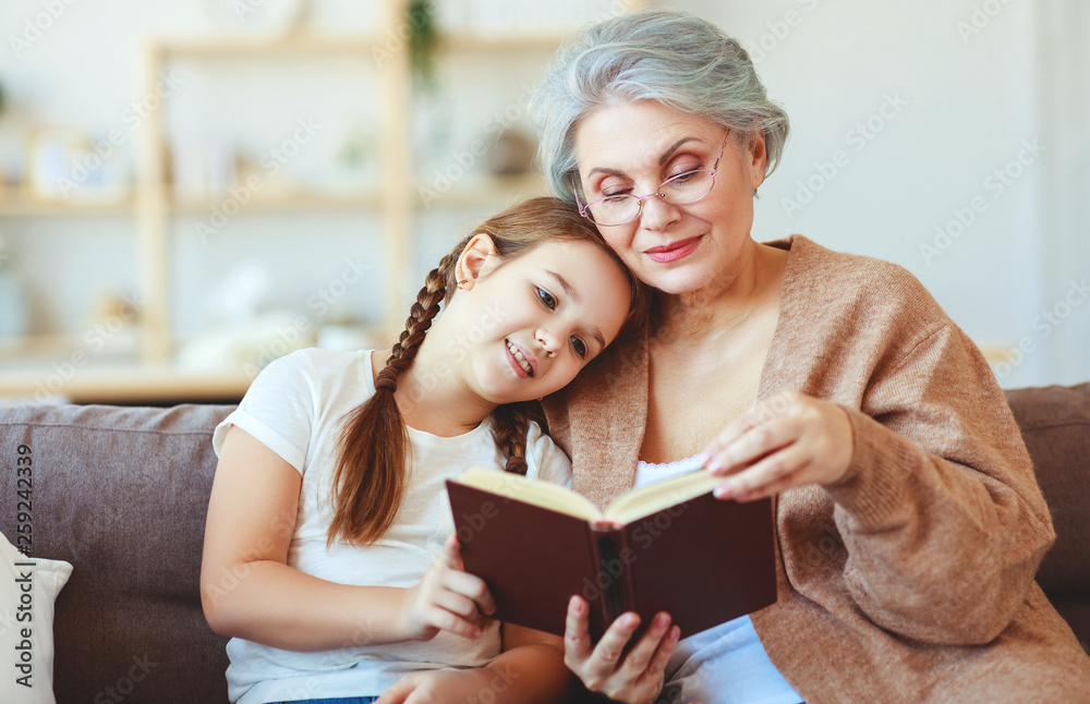幸福家庭祖母在家给孙女读书