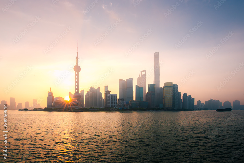 黄浦江畔日出时的中国上海城市天际线。
