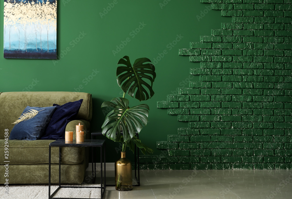 带绿色墙壁的现代房间内部