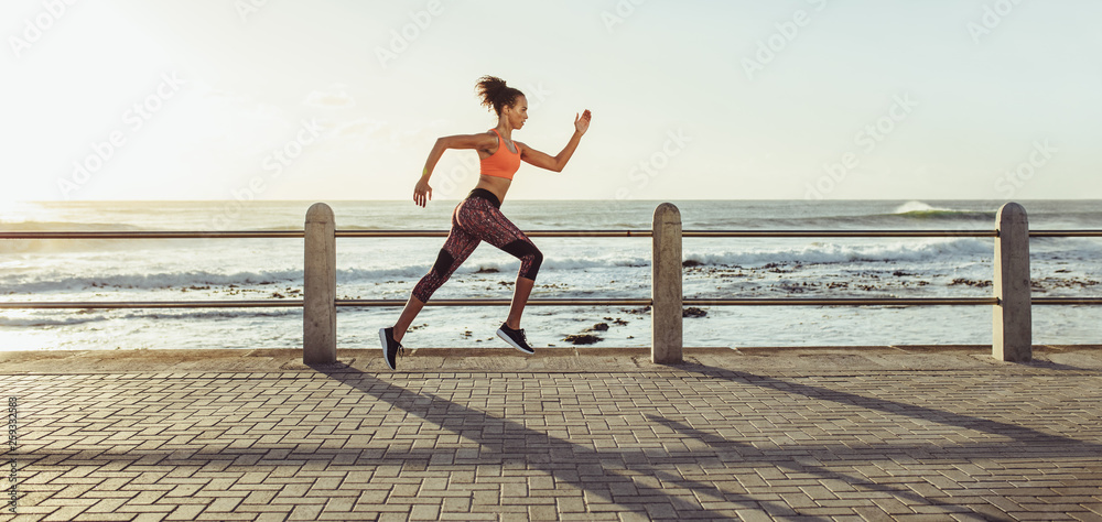 在海滨大道上奔跑的女人