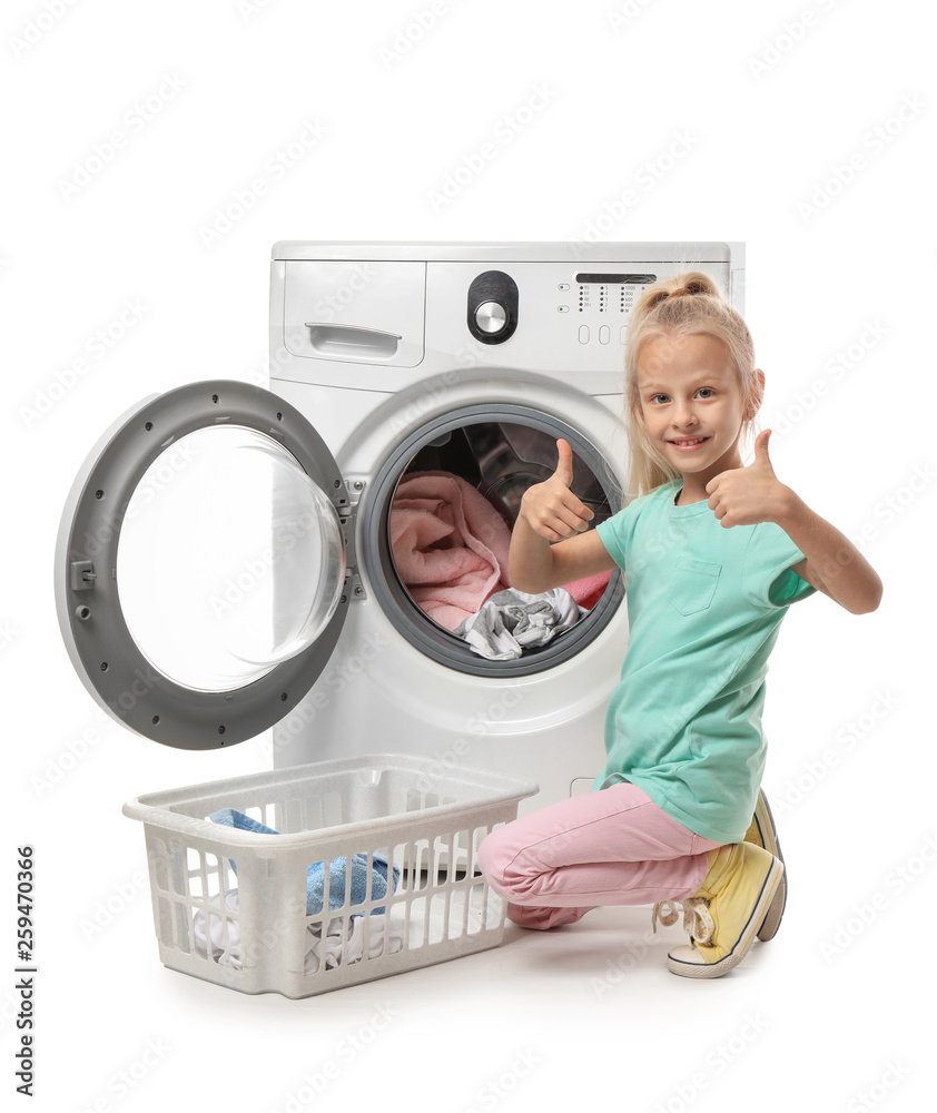 可爱的小女孩在白底上洗衣服