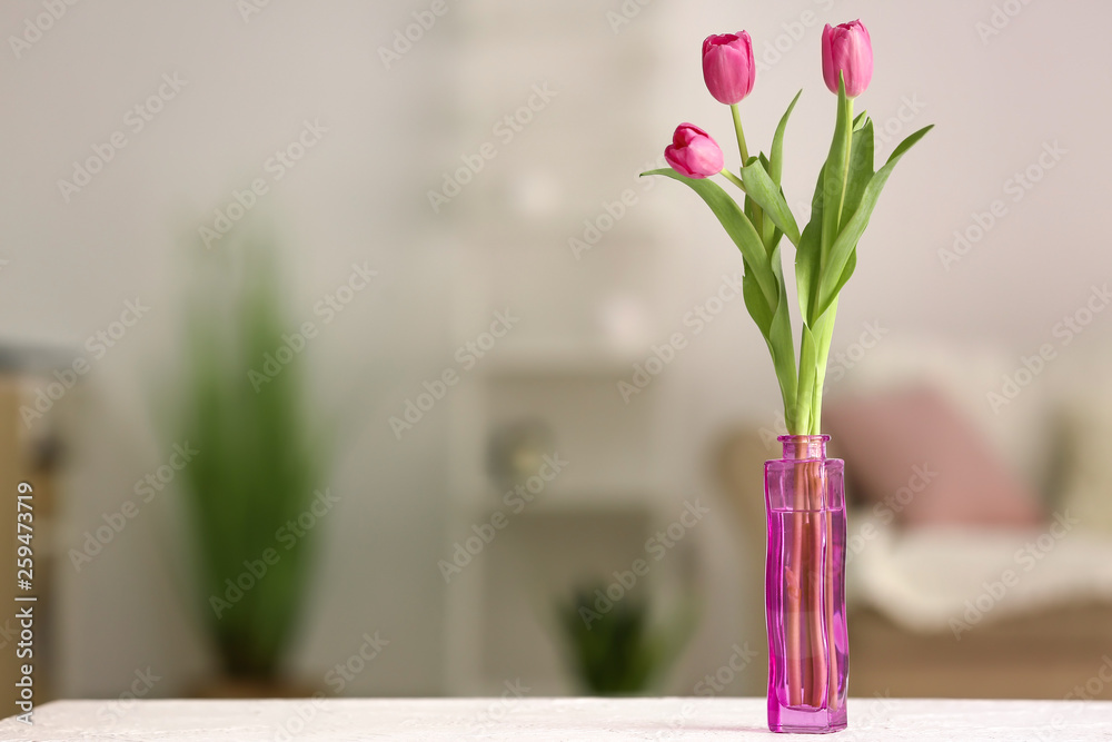 房间桌子上有漂亮花朵的花瓶