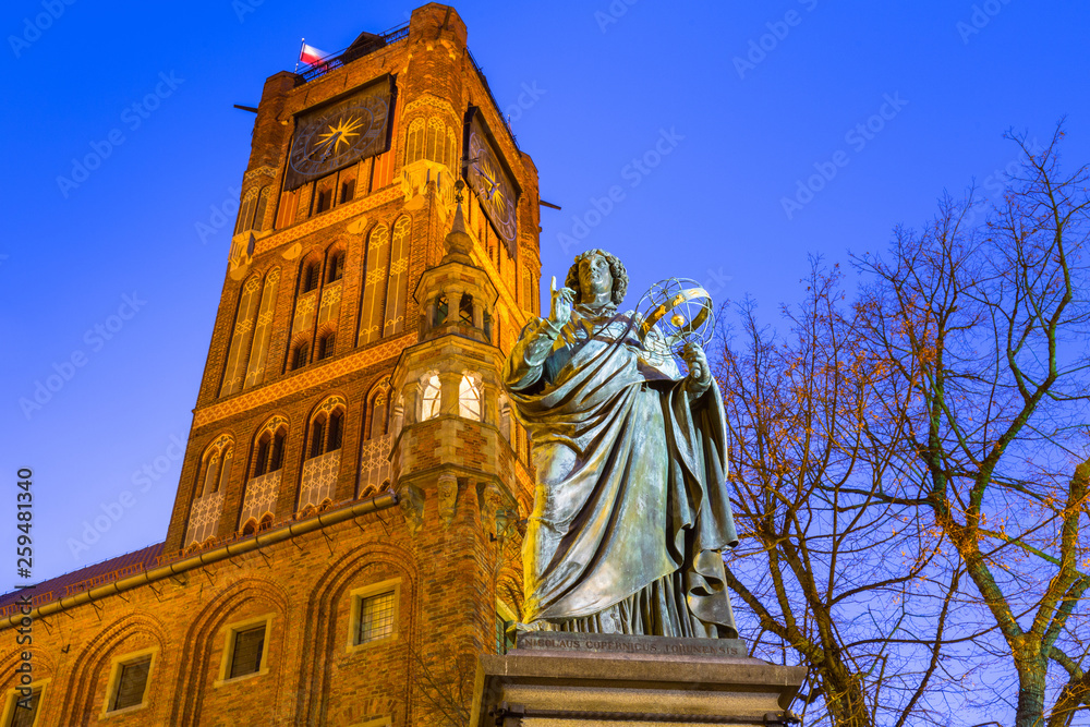 波兰托伦黄昏时伟大天文学家尼古拉斯·哥白尼纪念碑