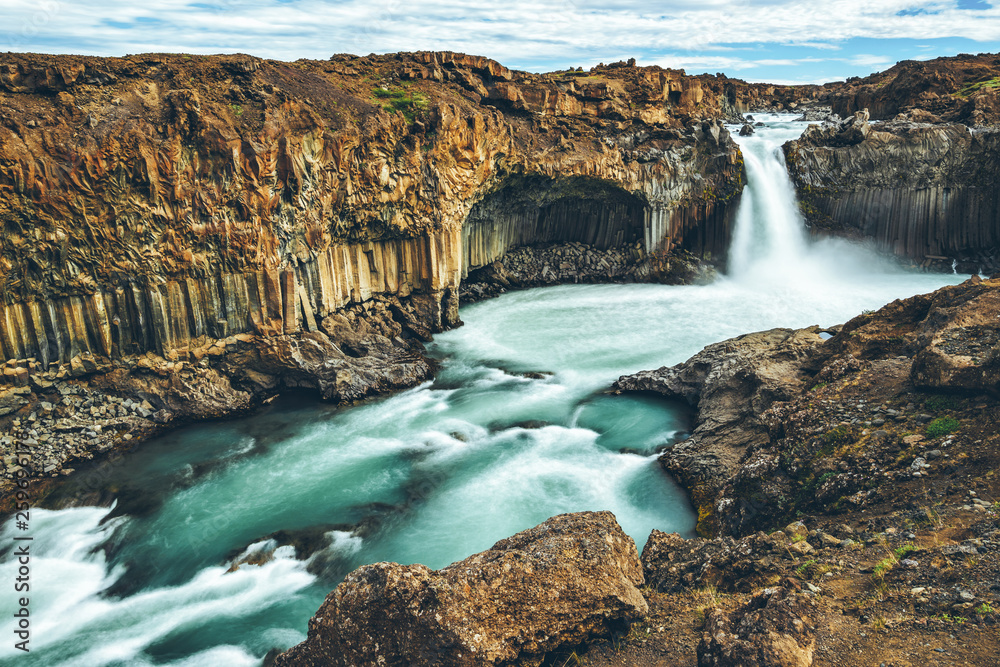 冰岛北部Aldyjarfoss瀑布的冰岛夏季景观。该瀑布位于