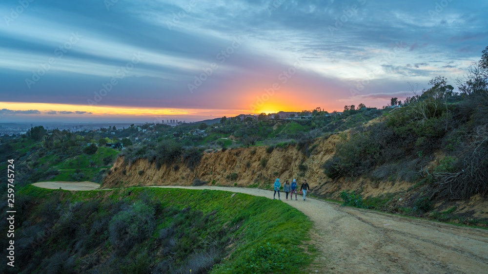 加利福尼亚州洛杉矶日落时的好莱坞山徒步小径