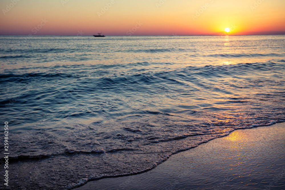 日落时的海边海滩
