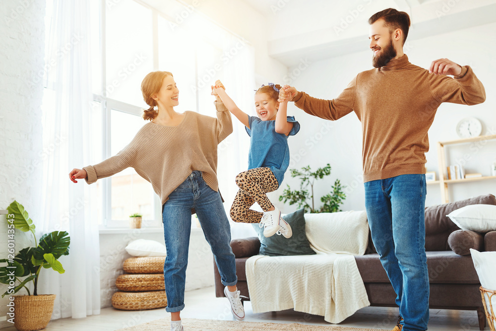 幸福的家庭母亲父亲和孩子女儿在家跳舞
