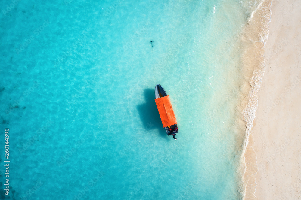 夏季阳光明媚的日子，渔船在清澈的蓝色水中的鸟瞰图。b的无人机俯视图