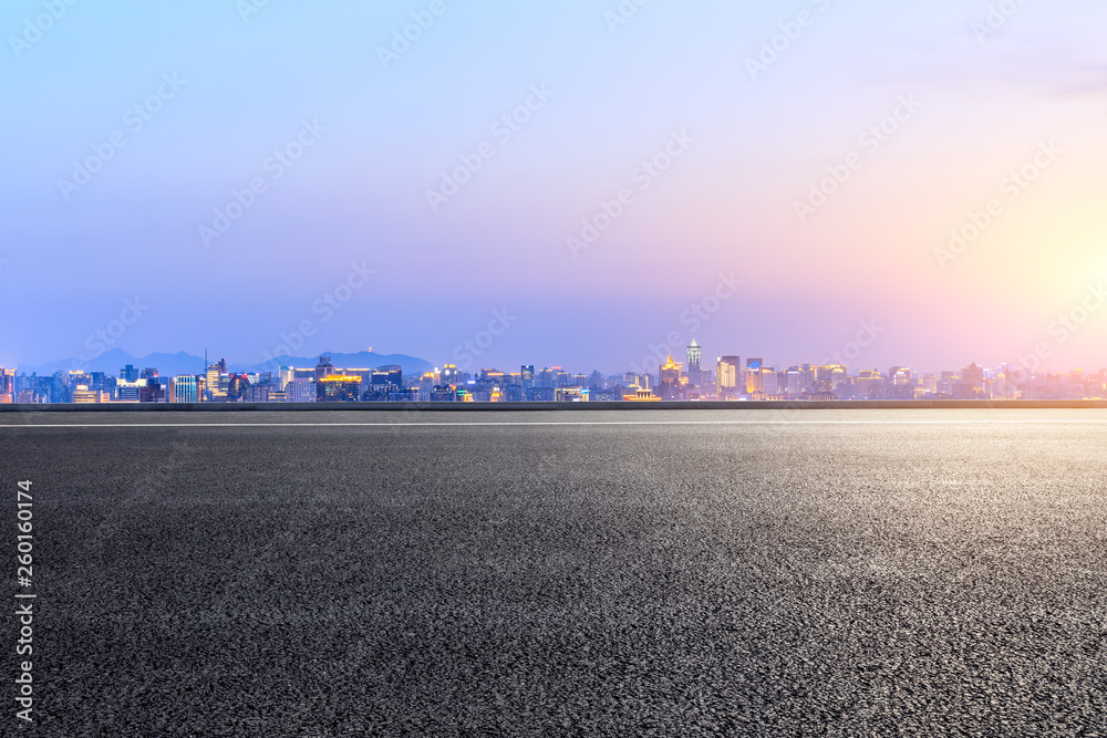 日落时杭州空旷的柏油路和城市天际线